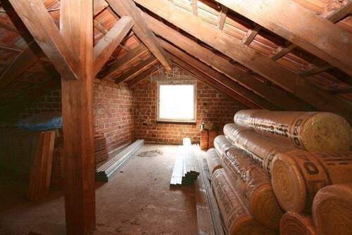 Dachboden mit Baumaterialien - 
