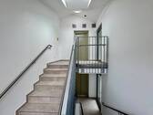 Treppenhaus mit Aufzug - 