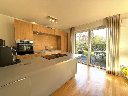 Offene Küche mit Zugang zur Terrasse - 3 Zimmer Etagenwohnung in Bissendorf