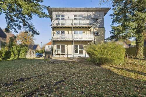 Rückwärtige Ansicht mit Terrasse und Balkonen - 