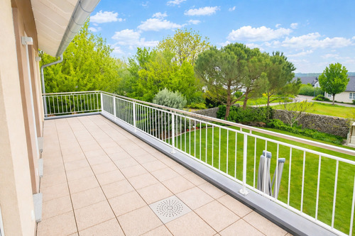 Balkon mit Blick in den Garten - 