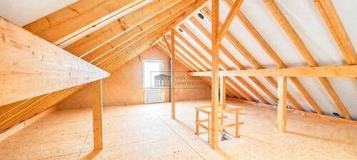 Heller, renovierungsbereiter Dachbodenbereich DG - 