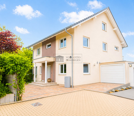 Moderne Haustüransicht mit Einfahrt und Garage - 5 Zimmer Mehrfamilienhaus, Wohnhaus zum Kaufen in Leverkusen