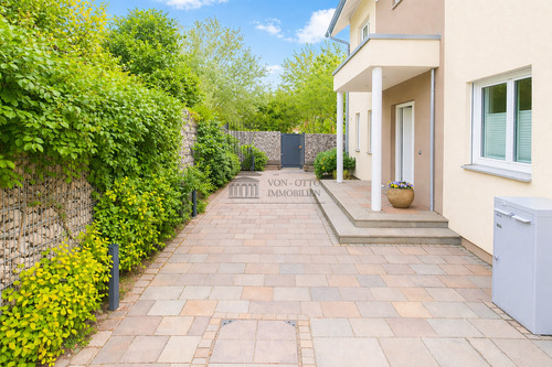 Eingang mit hübschen Vorgarten und Einfahrt - 5 Zimmer Mehrfamilienhaus, Wohnhaus in Leverkusen