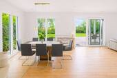 Modernes Wohnzimmer mit Gartenblick - 