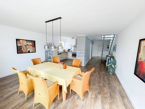 Gemütliches Wohnzimmer - Wohnen auf zwei Ebenen - großzügige Maisonette mit Balkon