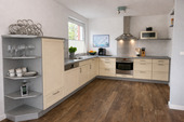 Moderne L-förmige Küche mit Edelstahl-Details(1) - 4 Zimmer Etagenwohnung in Bremen