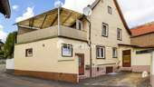 Außenansicht 1 - EFH mit 3 Zimmern und Dachterrasse sucht liebevolle Hände, die das Schmuckstück-Potential erwecken