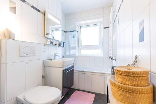 Badezimmer - Etagenwohnung mit 62,00 m&sup2; in Wiesbaden zum Kaufen