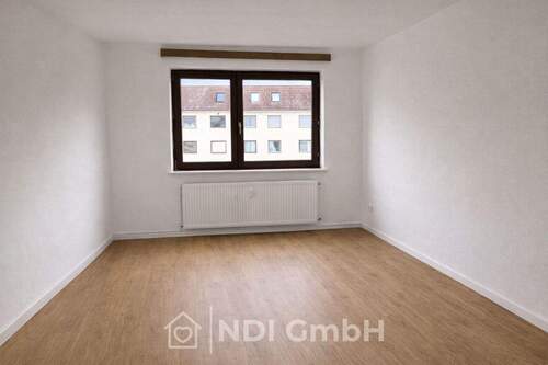 Wohnzimmer - Renovierte 3-Zimmer-Wohnung - 650,00&nbsp;EUR Kaltmiete, ca.&nbsp; 64,90&nbsp;m&sup2;&nbsp;Wohnfl&auml;che
