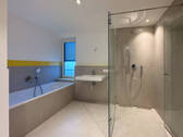 mit Badewanne und Dusche - 