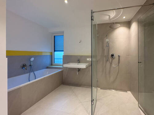 mit Badewanne und Dusche - 