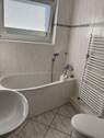 Wannenbad mit großem Fenster - 