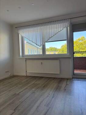 Wohnzimmer mit vorgelagertem Balkon - 
