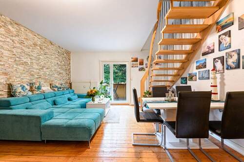 Wohn-Essbereich mit Blick zum Balkon - Maisonette Wohnung 68 m² im Reihenhausstil und Studio 26 m² im Dachgeschoss in Hamburg