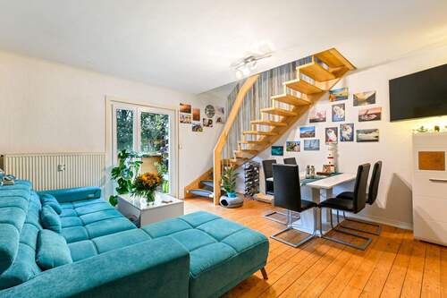 Wohnen mit Aufgang Treppe ins Dachgeschoss - 4 Zimmer Etagenwohnung in Hamburg