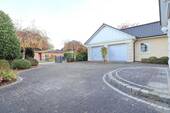 Auffahrt mit Doppelgarage - 
