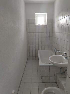 Tageslichtbad mit Badewanne - 2 Zimmer Etagenwohnung zur Miete in Brandenburg an der Havel