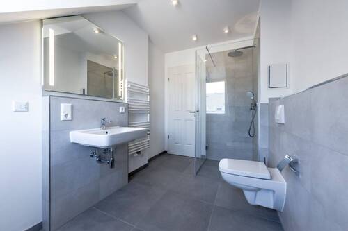 Innenbad mit Dusche - Referenz - 2 Zimmer Etagenwohnung in Chemnitz