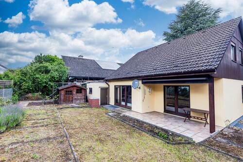 Außen Rückseite - Ihr Wohntraum auf Eckgrundstück - freistehendes Haus mit schönem Garten