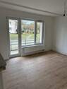 Wohnzimmer mit Balkon - Frisch sanierte 3-Zimmer-Wohnung mit Balkon & viel Grün - ruhige Lage in Elmshorn
