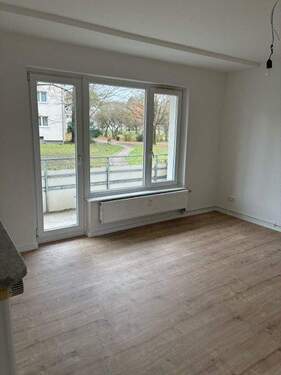 Wohnzimmer mit Balkon - Frisch sanierte 3-Zimmer-Wohnung mit Balkon & viel Grün - ruhige Lage in Elmshorn