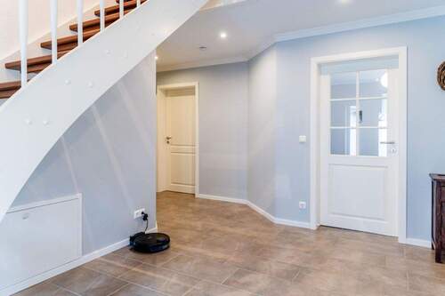 großzügiger Flur unten - 