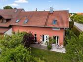 Ostansicht mit Terrasse - 4 Zimmer Doppelhaushälfte in Eresing