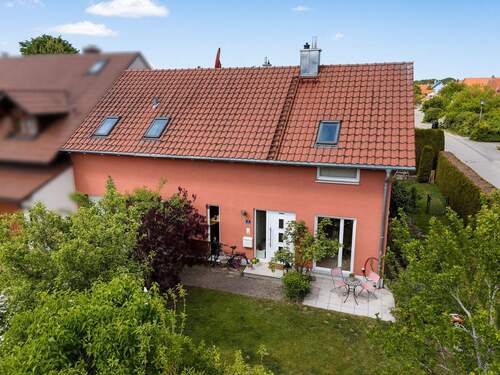 Ostansicht mit Terrasse - 4 Zimmer Doppelhaushälfte in Eresing