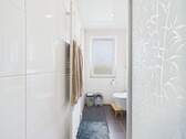 Badezimmer mit Fenster - 
