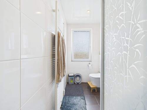 Badezimmer mit Fenster - 