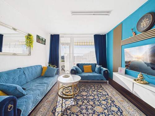 Wohnzimmer mit Balkon - 3 Zimmer Etagenwohnung in Garbsen