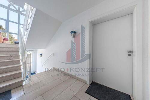 über das Treppenhaus gelangen Sie in Ihre neue Wohnung - 3 Zimmer Etagenwohnung in Osnabrück
