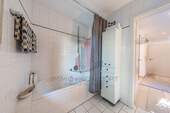 verfügt über eine Badewanne - 