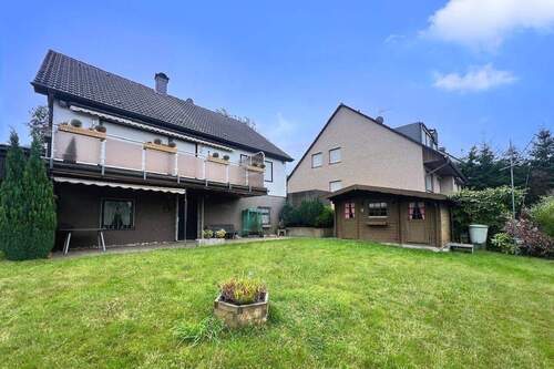 Gartenansicht mit Blick aufs Haus - 5 Zimmer Mehrfamilienhaus, Wohnhaus zum Kaufen in Gevelsberg