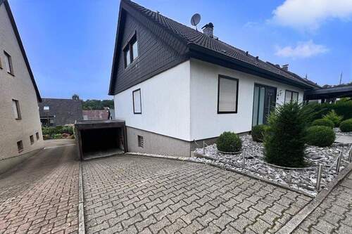 Straßenansicht, Stellplatz, Garage - 5 Zimmer Mehrfamilienhaus, Wohnhaus in Gevelsberg