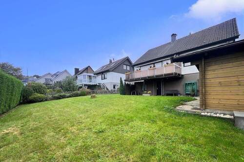 Gartenansicht mit Blick aufs Haus - Mehrfamilienhaus, Wohnhaus mit 114,00 m&sup2; in Gevelsberg zum Kaufen