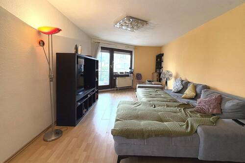 Wohnzimmer mit Balkonzugang - 3 Zimmer Etagenwohnung in Heilbronn