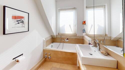 Badezimmer mit Wanne und Dusche.jpg - 