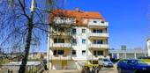 Hausansicht - Lichtdurchflutete Dachgeschoßwohnung mit großen Südbalkon, Wannenbad + Dusche, Außenstellplatz etc.