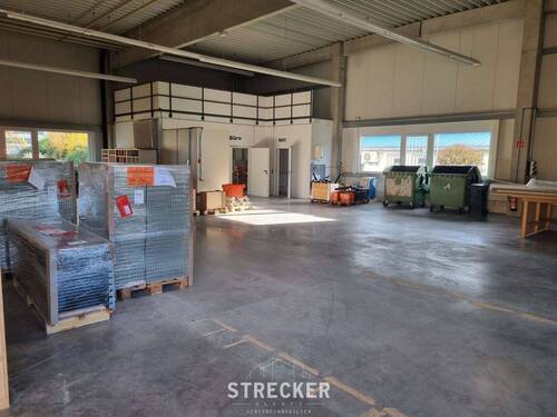 Blick auf das Büro_WC - Hallenbereich mit Büro und WC in Ettlingen-West