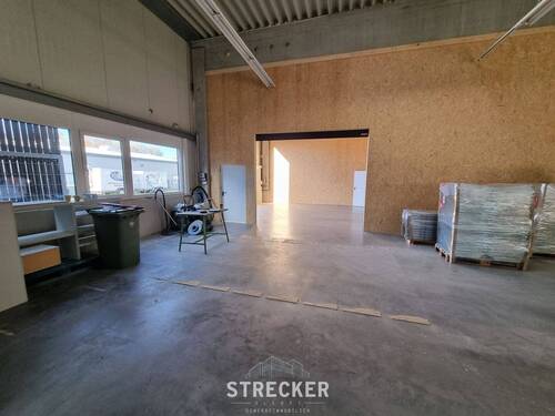 Blick auf die Zufahrung - Halle zur Miete in Ettlingen