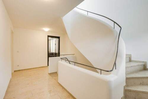 Eingansgbereich mit Aufzug - 