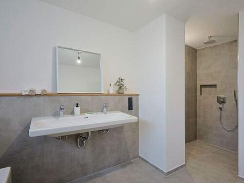 Hochwertiges Bad mit Dusche und Badewanne - 