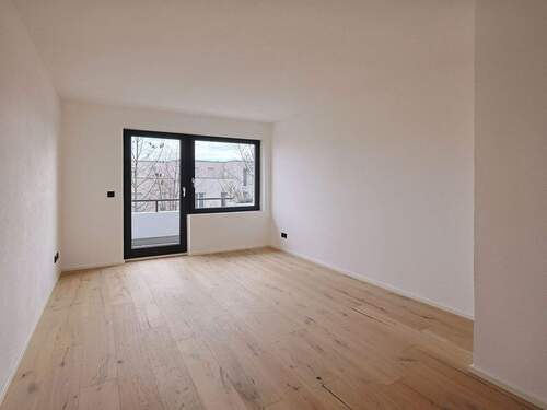 Geräumiges Schlafzimmer mit Balkonzugang - 