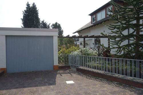 Garage und Stellplatz - Einfamilienhaus mit 283,00 m&sup2; in Maintal zum Kaufen