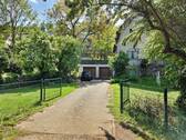 Befestigte Hofeinfahrt mit Toranlage - 