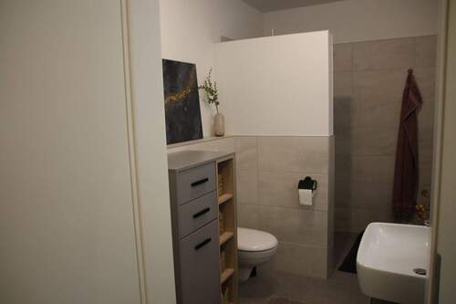 BADEZIMMER MIT WALK IN DUSCHE UND HANDTUCHHEIZKÖRPER - 