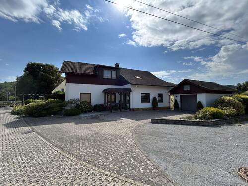 Frontansicht - Gepflegtes Einfamilienhaus mit großem Grundstück und Garage in Marsberg