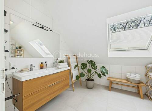 CAM03818G0-PR0072-STILL013-002.jpg - 